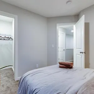 Neutral Living/6beds/4bedrooms+1bunos/with Basement And Fireplace/free Parking On Premises Holiday home Calgary