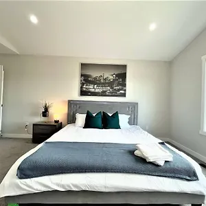 Luxury Retreat For Large Groups Holiday home Calgary