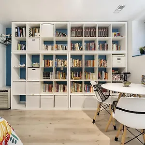 An Independent Beach Retreat Steps From The Lake And Right In The City Apartment Toronto